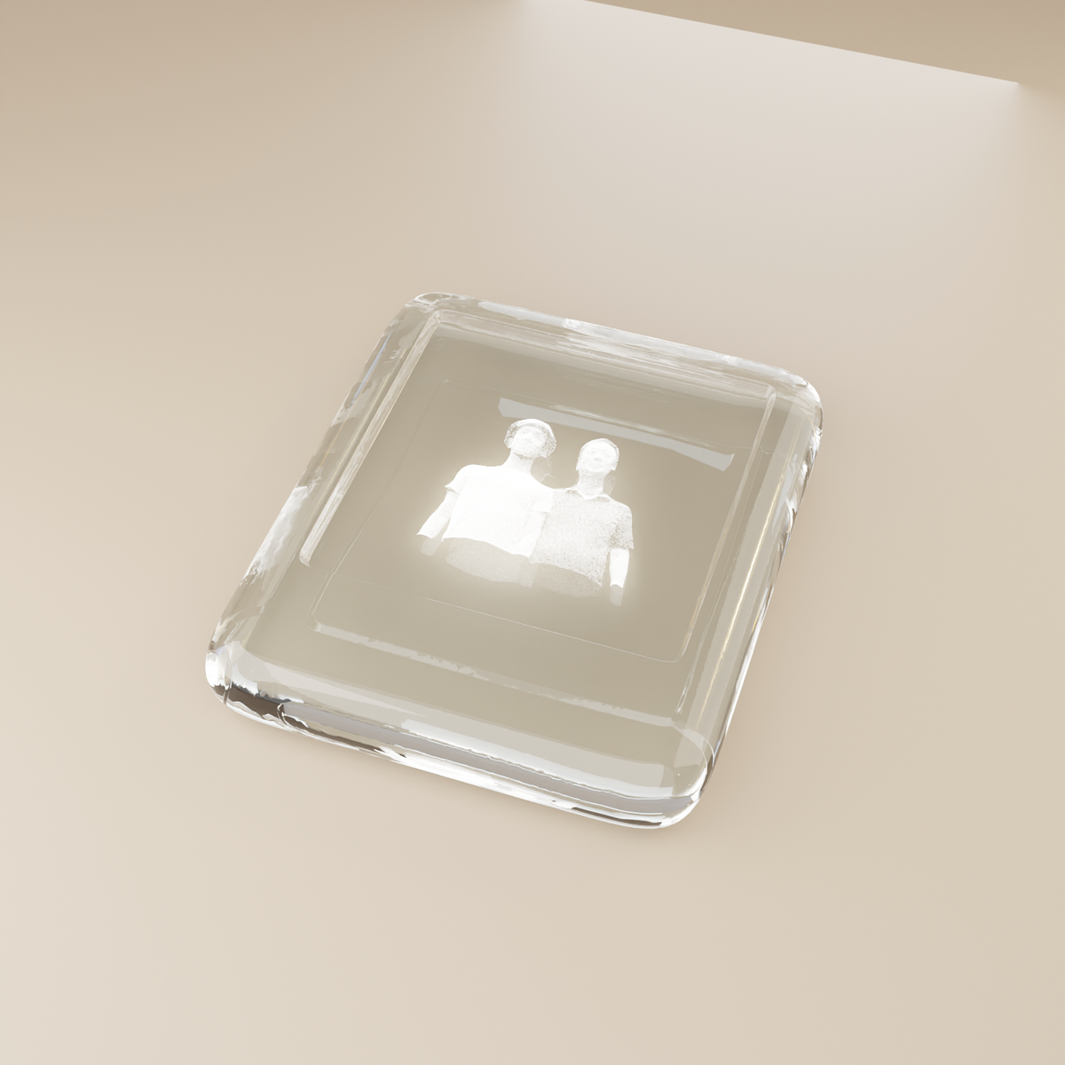Moment Glass Kiesel aus massivem K9-Glas auf sandfarbener Fläche, das eingelaserte Motiv leuchtet im Inneren
